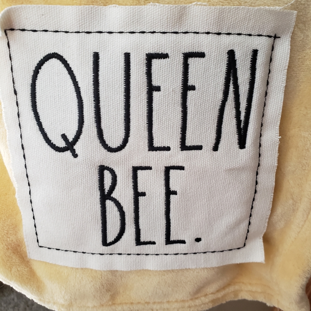 Rae Dunn Queen Bee Plush Blanket Throw 50 x 60 NEW Yellow - Picture 4 of 5
